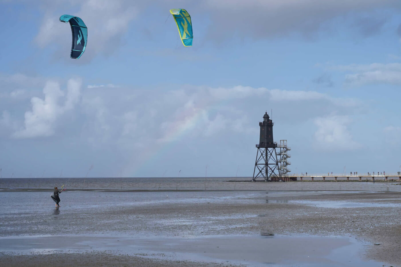 Leuchtturm Obereversand mit Regenbogen und Kitesurfern